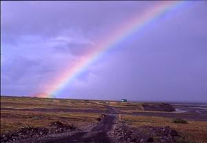 Lautobus dei francesi scompare oltre larcobaleno