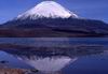 Il lago Chungar dominato dal vulcano Parinacota