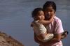 Navigazione sul Nam Ou: Mamma con bimba