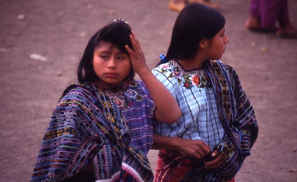 Ragazze a Santiago Atitlan