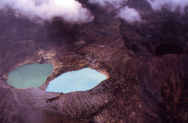 I laghi del vulcano Kelimutu (Flores) dall' alto.