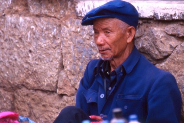 Anziano al mercato di  Wase (57239 bytes)
